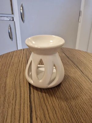 Keramisk doftoljebrännare vit - En liten keramisk doftoljebrännare i japansk stil, lämplig för ljus och eteriska oljor. 7 cm hög. Bredd 6 cm. Handgjord