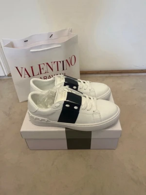 Valentino Garavani vita sneakers - Storlek 42, har använts i 1 månad bra skick utan defekter. Hör av er vid frågor och funderingar 🫡