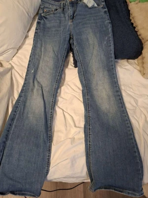 Vero Moda jeans - Mellanblå vero moda jeans i storlek L/30. Materialet är stretchigt och jag skulle säga att jeansen är små i storlek då ee passar relativt bra på mig som är ca S/M i vanliga fall. Nypris är 499kr