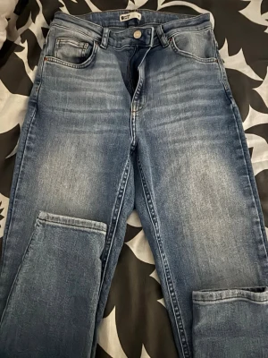 Blå jeans från Perfect Jeans - Snygga blå jeans från Perfect Jeans i klassisk femficksmodell. Jeansen har en ljus tvätt med slitningar och raka ben. Tillverkade i denim med bälteshällor och knappgylf. Perfekta till en avslappnad och trendig look.