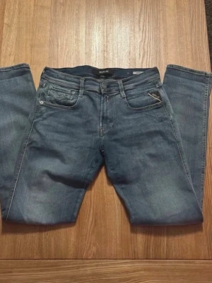 Blå jeans från Replay - Snygga blå jeans från Replay, modell Anbass, storlek 28/32, 10/10 skick, priset är ej hugget 