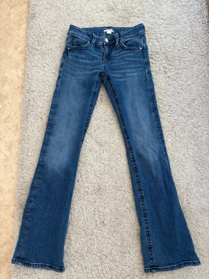 Lågmidjade jeans från Gina Young - Lågmidjade flared jeans från Gina Young. Använda 2-3 gånger. Kontakta mig om du har några frågor 😊