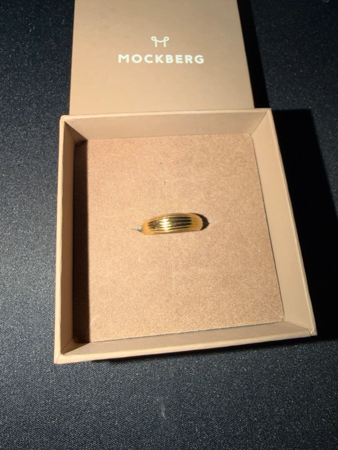 Guldfärgad ring från Mockberg