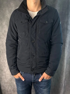 J.lindeberg field jacket  -  fint skick | Size S (modellen är 188 cm 77 kg) | fraktar spårbart inom 24 timmar | för att köpa klicka ”köp nu” | vid frågor eller funderingar skriv ett meddelande | följare får bättre rabatter🙌