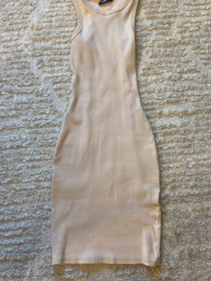 Beige klänning - Jag säljer denna fina beiga klänningen från New Yorker, då jag använt någon gång på sommaren men inte vill ha mer ❤️ Klänningen kommer i xs och är fin och tight, skriv för mer info ❤️