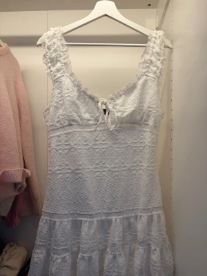 TRENDIG SLUTSÅLD Vit spetsklänning från Gina  - LITEN I STORLEK SKULLE SÄGA MER M !