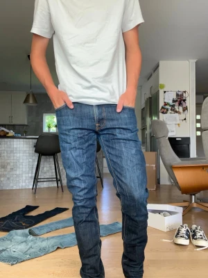 Blå Nudie jeans ”thin finn” - Tjenare!! Säljer nu mina feta Nudie jeans i prima skick. Dem finns i storlek 30:32 och sitter riktigt bra. Hör av dig vid minsta fråga🙌