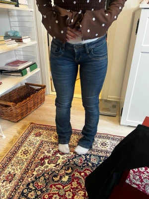Mörkblå Ltb bootcut jeans - Säljer ett par mörkblå ltb bootcut jeans med klassisk femficksdesign och kontrastsömmar. Jeansen har låg midja och är tillverkade i stretchigt denimtyg för skön passform. Perfekta till en avslappnad look och passar till det mesta i garderoben.