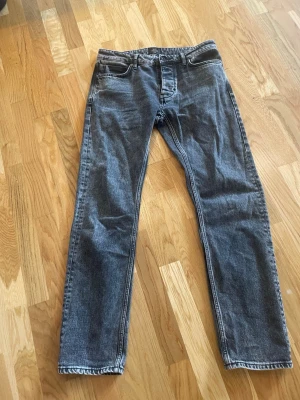 Neuw jeans 30 - 32 - Säljer ett par grå jeans från Neuw med rak passform. Perfekta för en avslappnad och trendig stil.