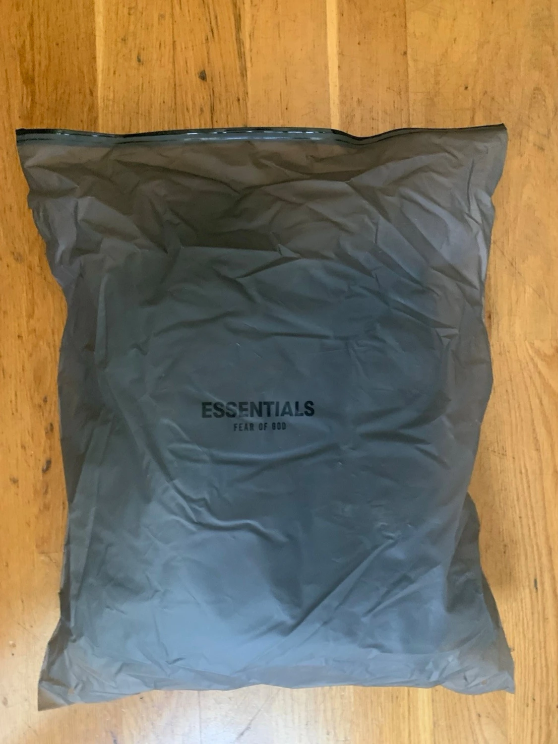 Svart hoodie från Fear of God Essentials
