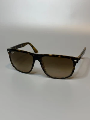 Ray-Ban Boyfreind Solglasögon - ‼️VI TAR EJ BYTEN‼️ Ray-Ban Boyfreind 41747  | Skick: 9/10 | Storlek 60/15 | ingår fodral vid köp! | Fraktar inom 24H efter köp på köparens bekostnad 📦💨 | Hör av dig vid minsta fråga eller fundering 