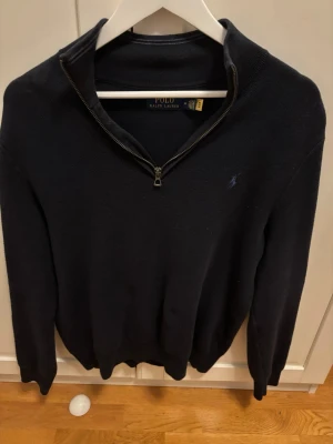 Mörkblå halvzip från Polo Ralph Lauren - En schysst halfzip ifrån Ralph Lauren i storlek M,priset är förhandlingsbart så det är bara att buda på den