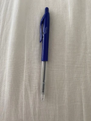 Blå Penna - En klassisk blå kulspetspenna från Lyreco med genomskinlig plastkropp och blått lock samt klämma. Perfekt för anteckningar i skolan eller på jobbet. Pennan har en smal och lätt design som gör den enkel att ta med sig överallt.