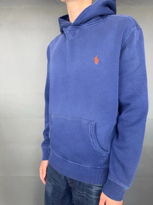 Ralph Lauren hoodie - Ralph Lauren hoodie Märke: Polo Ralph Lauren Storlek: L Passform: Lite oversize Färg: Blå Skick: Bra Beskrivning: utan defekter Modellen på bilden: 183 cm / 75 kg