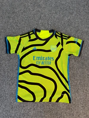 Arsenal Kit | XXS - Snygg Arsenal tröja med Saka på ryggen | Storlek: 28 ungefär XXS passar en person runt 160cm | Nästan helt ny | Hör av er vid frågor!😊