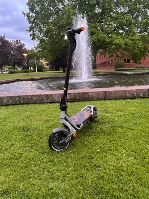 Svart och orange elscooter A1 - Säljer en svart och orange elscooter som har några repor men inte så stora bara några runt om el scootern från A1 med robust ram och bred fotplatta. Scootern har stora hjul, handbroms, stöd och digital display på styret. Perfekt för att ta sig runt i stan på ett smidigt sätt. Kommer med lådan och laddaren och allt som är orginalt som tillhör el scootern. Kan skicka mer bilder och den har kört i 750 km men man kan återställa med p-settings