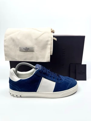 Valentino Flycrew (helt nya) - Valentino Garavani Flycrew sneakers. Storlek 39. Skick 10/10 - helt nya - alla nitar kvar. Tillbehör: Box, Dustbags och Kort. Nypris ca 8000kr. 100% autentiska.
