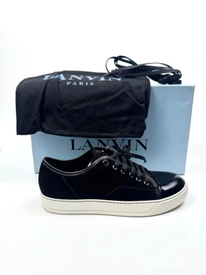 Lanvin cap toe (helt nya) - Lanvin Cap Toe sneakers. Storlek UK 7 / 41. Skick 10/10 - Helt nya aldrig testade. Tillbehör: Box, Dustbags. Nypris ca 5200kr. 100% autentiska.