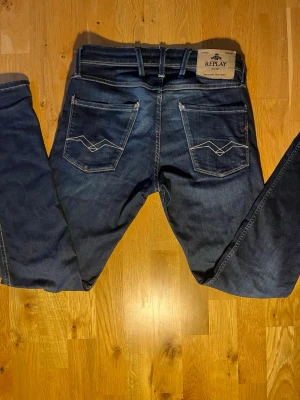 🔥🔥🔥 Replay Anbass Jeans 🔥🔥🔥 - 🔥Säljer dessa Replay Anbass jeans!!! 🔥👖.          Storlek W28 L32.  Men passar även W29 👍               Köpte dessa jeans för 1899 men säljer ändas för 899!!! 💎💸                                                        Jensen är perfekt till svala sommar kvällar 🌅.   Hör av dig vid frågor och funderingar !              (Pris kan diskuteras) 💎💸