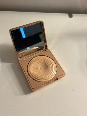 Caia highlighter  - Säljer min highlighter ifrån Caia i färgen SYDNEY och köpte för 395 kr men den är lite använd så säljer för 199 kr!