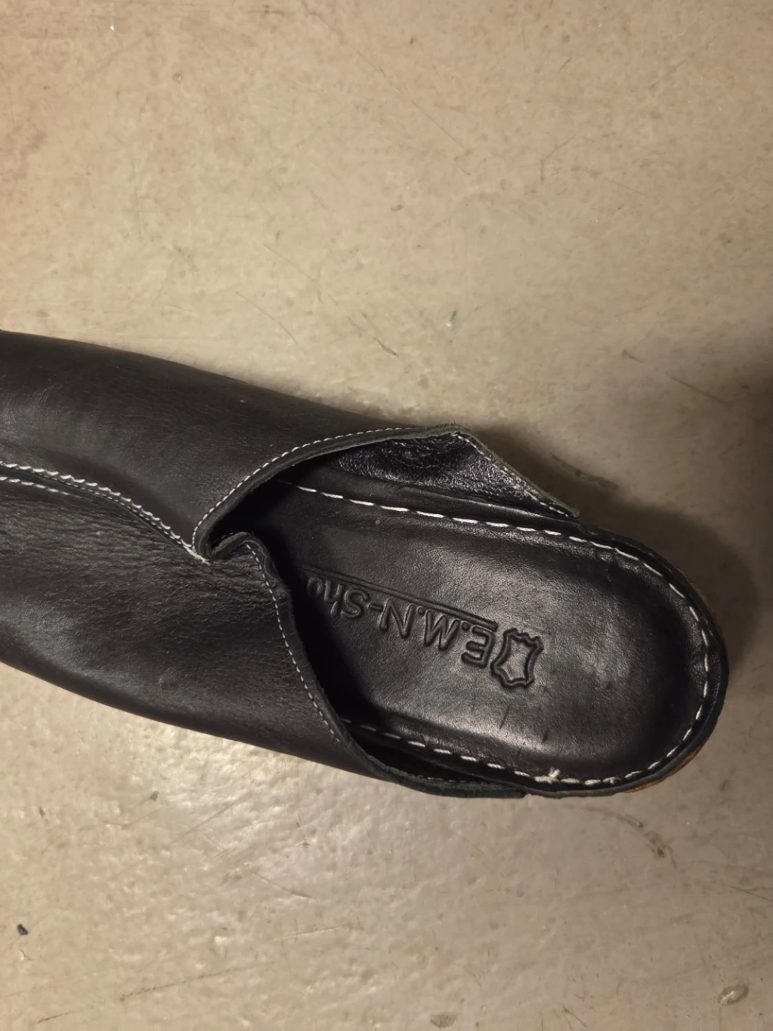 Svarta lädertofflor