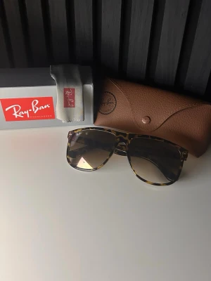 Ray-Ban boyfriend solglasögon - Skick:Använd ett par gånger.🔥                             Beskrivning: Perfekta solglasögon som är väldigt trendiga just nu!💨.                                     Fraktas så snabbt som möjligt💙