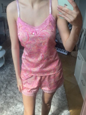 Rosa paisley mönstrad pyjamas set - Så fint pyjamas set, kommer inte till användning.💗