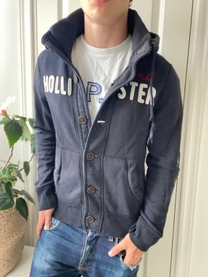 Hollister hoodie / cardigan - På plick Live 11 Juni 17.00  - Hollister hoodie / cardigan - På plick Live 11 Juni 17.00, Inga defekter! Modellen i bilderna är 180 cm 75 kg och bär Storlek M , Kom med frågor! 🌟 (Kan gå ned i pris vid köp av paket 😉) 