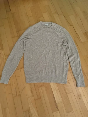 Beige stickad tröja från Hansen & Jacob  - Snygg beige stickad tröja från Hansen & Jacob med rund halsringning och långa ärmar. Perfekt för lager-på-lager och enkel att matcha med jeans. Andvänts knappt 1 gång 