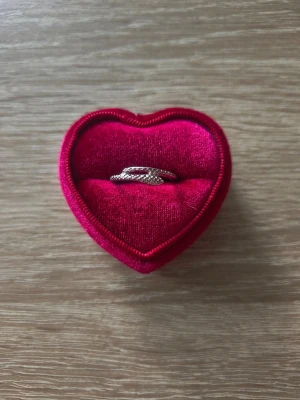 Snygg silverfärgad ring med gnistrande stenar - ring i storlek 18,1mm, silverfärgad. 