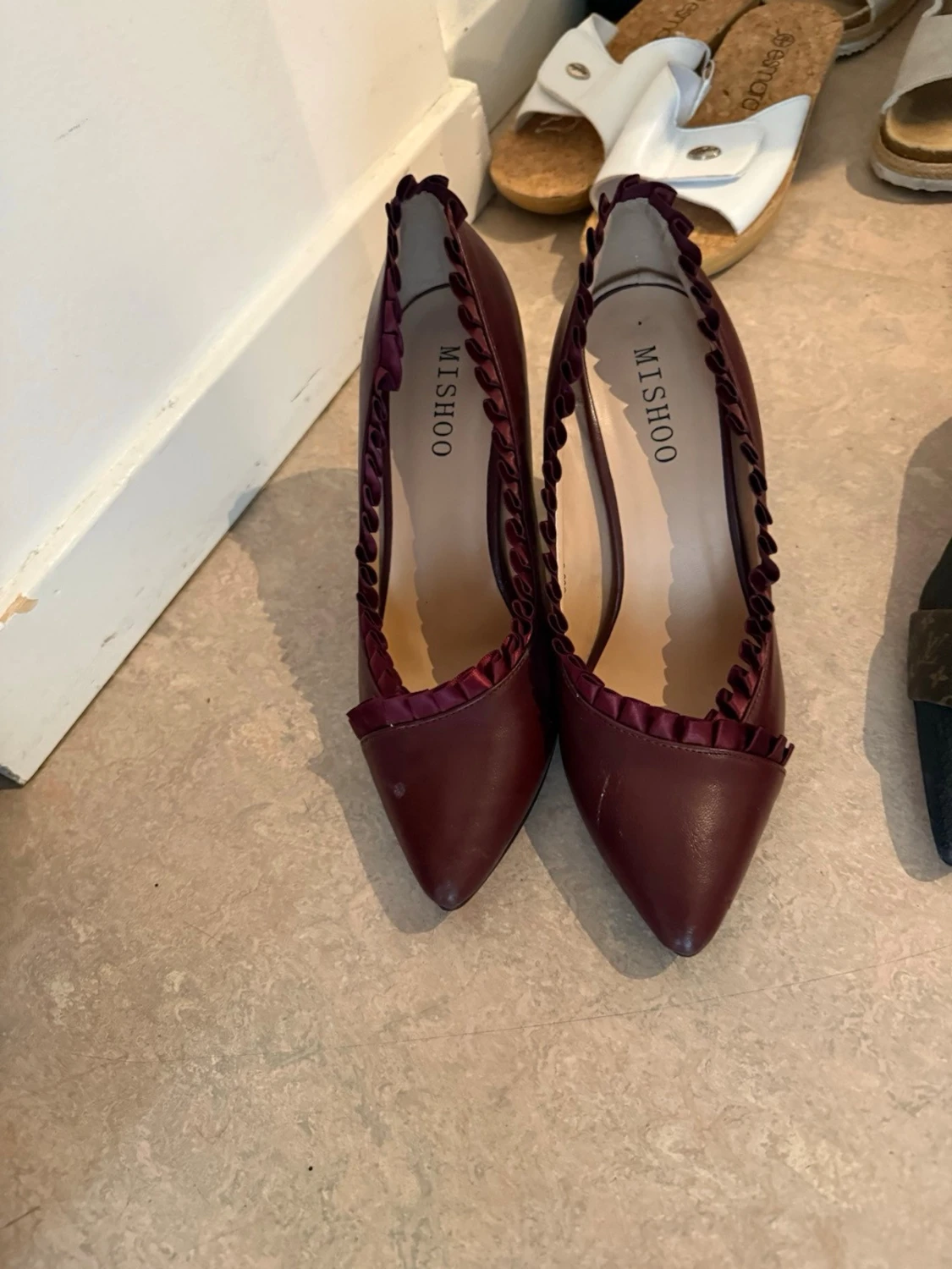 Vinröda pumps med volangkant - 1