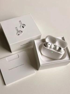 AirPods Pro 3 - Helt nya AirPods 3, aldrig använda! Tillkommer allt i boxen! Fick det i present fast hade ett par redan