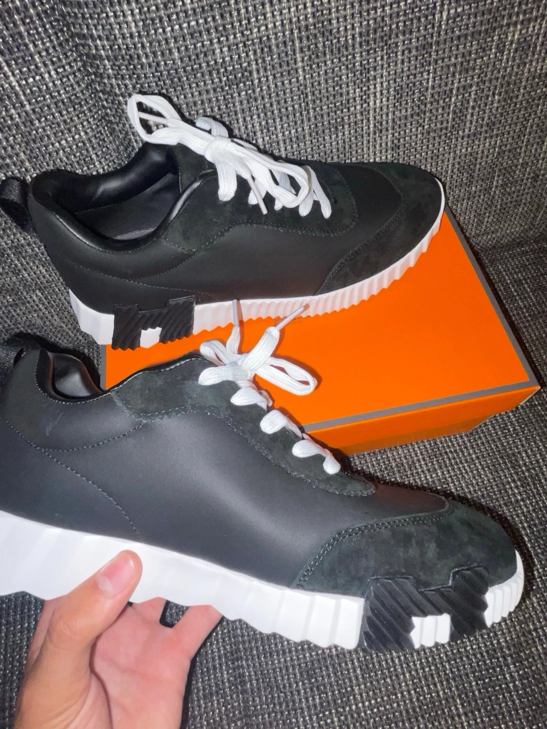Svarta H sneakers med vit sula - 2