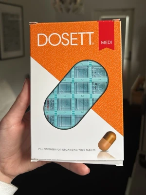 Medicin dosett - Säljer en HELT ny medicin dosett. Inte öppnad. Trodde jag hade blivit av med min andra (bild 2) så jag beställde en ny, och då hittade jag den andra. Så denna har jag inte ens plockat ur från förpackningen jag fick den i. Beställde från apotea. Bild 2 är hur den ser ut. Den rymmer väääldigt många tabletter och går från morgon, lunch, kväll och natt (i en hel vecka). Jag fyller den för 2 veckor, blir väldigt smidigt! Hör av dig för frågor ❤️
