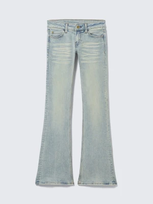 Bootcut jeans från Weekday  - Säljer ett par ljusblå bootcut jeans med klassisk femficksmodell. Kolla de två sista bilderna för mått o storlek 