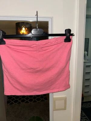 Rosa kort topp storlek: M - Säljer en enkel och snygg rosa kort topp i mjukt bomullstyg. Toppen  har en rak passform. Gått upp i stygn på ett ställe se bild.