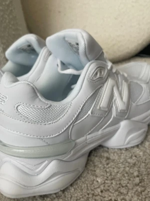 Vita New Balance Abzorb 9060 sneakers 40.5 - Stilrena vita New Balance Abzorb 9060 sneakers i strl 40.5 med chunky sula. Skorna har en mix av mesh och läderdetaljer för extra komfort och streetkänsla. Perfekta för dig som gillar trendiga och sportiga sneakers med modern design. Skorna är i nyskick, aldrig använda varken utomhus eller inomhus (se sula) skickas i skicket beskrivet och enligt bilder i annons. Dvs - nyskick! 