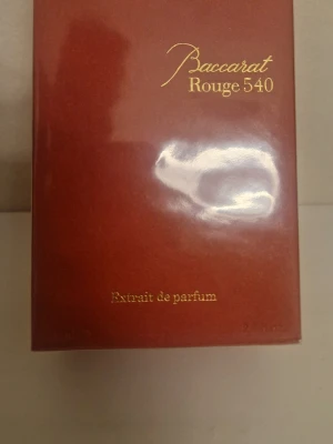 Baccarat Rouge 540 Extrait de Parfum - Baccarat Rouge 540 Extrait de Parfum från Maison Francis Kurkdjian. Lyxig parfym i elegant röd kartong med guldfärgad text. Tillverkad i Frankrike och känd för sin intensiva och exklusiva doft. Perfekt för dig som vill ha något unikt och sofistikerat.