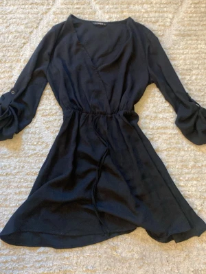 Fin blusklänning - Jag säljer denna fina blus klänningen från shein då jag inte kommer använda mer och bara använt någon gång ❤️ Den är i fint skick o fint material, väldigt somrig också!! Skriv för mer info ❤️