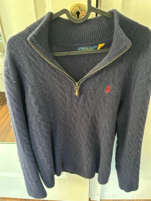 Ralph Lauren half zip - Ganska bra skick köpt på pondus ny för ett år sen. Half zip L men sitter som M