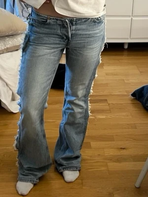 Slutsålda ljusblå lågmidjade jeans med fransar weekday - Modellen är helt slutsåld (Weekday) och fylls inte mer på men jag hann köpa ett par innan. Ljusblå låga bootcut jeans med fransade sidor. Så fruktansvärt coola. Nypris var 800