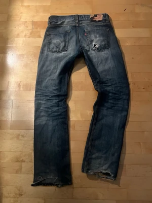 Levis 506 - Tja! Säljer dessa vintage Levis 506or med feta slitningar och fades. Har använt dem i ca 2 år nu men passar mig inte längre och därför säljer jag dem vidare. Storleken är W31 L34, men jag skriver även måtten nedan. Priset är ej ristat i sten, och hör av er vid minsta frågor eller funderingar!  Mått: Totala längd: 108cm Midja: 42cm Lår: 29-30cm Benöppning: 21cm