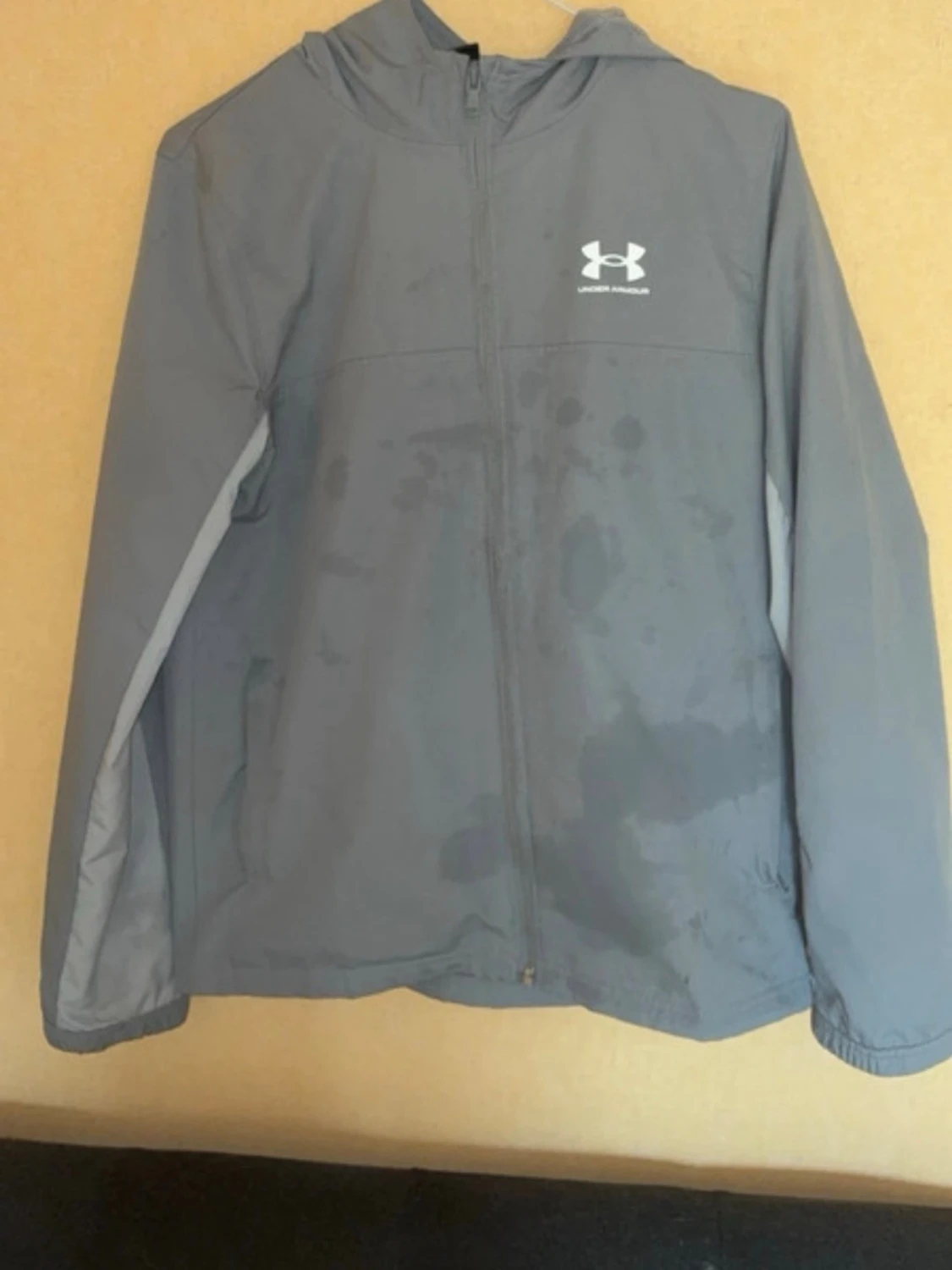 Ljusgrå vindjacka från Under Armour - 1