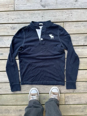 Abercrombie Henley  - Riktigt skön Abercrombie Henley. Sitter svinbra. Passar L