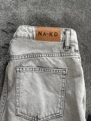 Ljusgrå jeans från NAKD - Gråa jeans från Nakd i storlek 34, ny köpta