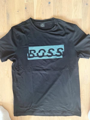 Boss Tshirt - Säljer Hugo Boss T-shirt original köpt på Boozt. Nästan som ny. Strl L. 