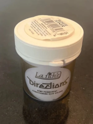 La Riche Directions White Toner - La Riche Directions White Toner är en semi-permanent hårtoning i en vit plastburk med skruvlock. Perfekt för att neutralisiera gula toner i blonderat hår och ge en kallare nyans. Enkel att applicera och passar dig som vill fräscha upp din hårfärg.