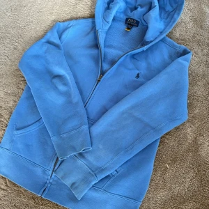 Ralphlauren Ziphoodie  - Skicket är perfekt skulle jag säga och inte använts mycket. Storleken är ungefär Lite mindre än normal XS men den sitter bra om den passar. Kom skriv om du har frågor.