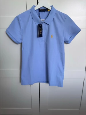 Ralph Lauren Piké  - Helt ny Ralph Lauren piké i storlek S men sitter som XS. Hör av dig vid minsta fråga🙌