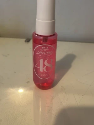 Sol de Janeiro Cheirosa 48 mist - Fräsch body mist från Sol de Janeiro, Cheirosa 48. Flaskan är genomskinlig med rosa ton och har en vit spraykork. Doften har inslag av guava, brasiliansk jasmin, solros och rosa mysk. Perfekt för dig som gillar söta och fruktiga parfymer.